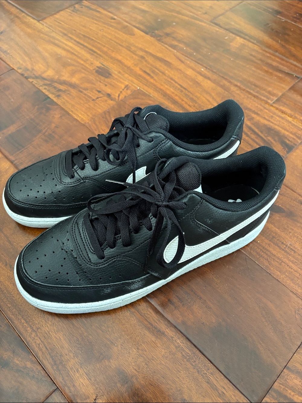 Nike Black and White Low-Top Sneakers - Men
